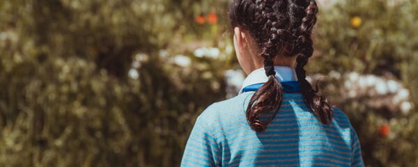 Девочка стоит спиной. Архивное фото - Sputnik Кыргызстан