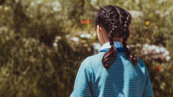 Девочка стоит спиной. Архивное фото - Sputnik Кыргызстан