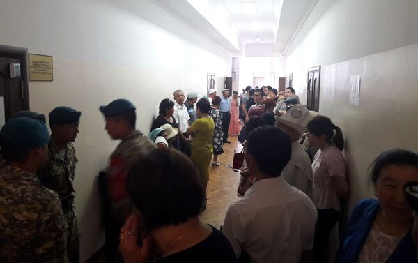 Сторонники бывшего премьера Сапара Исакова пришли в здание Верховного суда, чтобы поддержать арестованного политика - Sputnik Кыргызстан