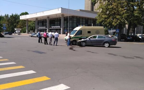 В Бишкеке у Дома правительства произошло ДТП с участием инкассаторской машины Ford Transit и Toyota Camry. - Sputnik Кыргызстан