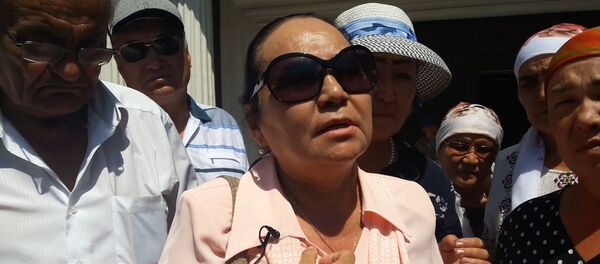 Чай ичишип жүрчү элек го! Сапар Исаковдун апасы президентке кайрылган видео Чай ичишип жүрчү элек го! Сапар Исаковдун апасы президентке кайрылган видео - Sputnik Кыргызстан