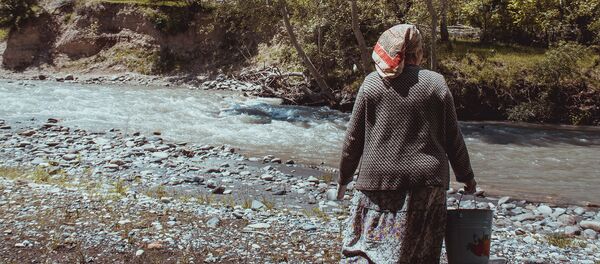 Арыктагы сууга бараткан аял. Архив - Sputnik Кыргызстан