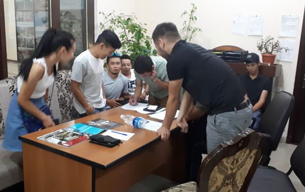 В середине июля компания отправила в город Кемер (провинция Анталья) 12 кыргызстанцев - Sputnik Кыргызстан