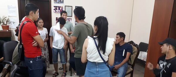 Бишкекте чет өлкөдөн жумуш берүүнү убадалган Езекия компаниясы улан-кыздарды жумушка жөнөтпөй же акчасын кайтарып бербей жатат. - Sputnik Кыргызстан