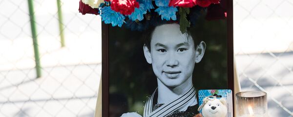 Цветы в память о фигуристе Д. Тене Цветы в память о фигуристе Д. Тене - Sputnik Кыргызстан