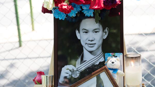 Портрет убитого фигуриста Дениса Тена на месте трагедии в Алма-Ате. - Sputnik Кыргызстан