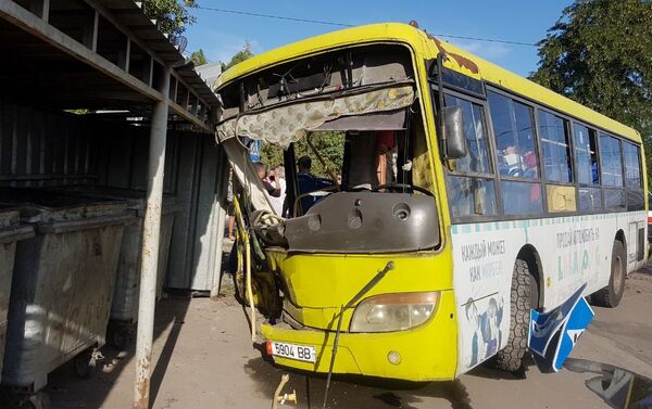Со слов очевидцев, водитель автобуса от удара вылетел через лобовое стекло - Sputnik Кыргызстан