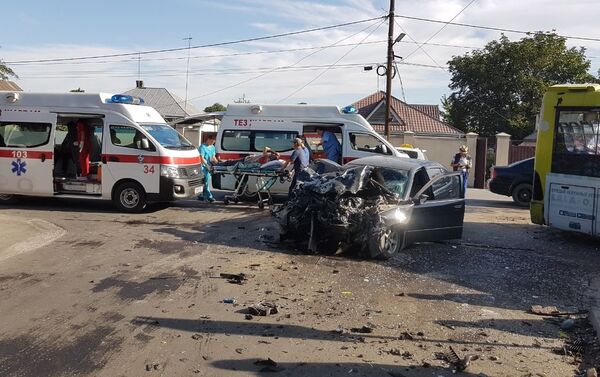 В Бишкеке столкнулись пассажирский автобус (рейс №38) и легковая машина Toyota Aristo - Sputnik Кыргызстан
