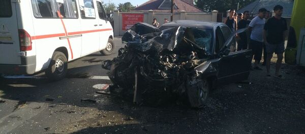 Видео с места столкновения автобуса и легковушки в Бишкеке - Sputnik Кыргызстан