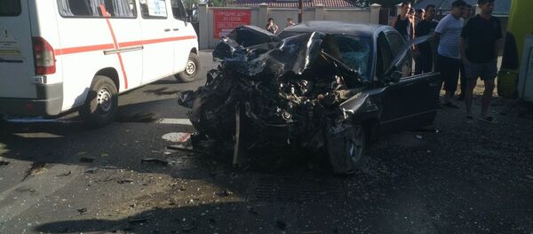 Эл ташыган автобус менен жеңил унаа кагышкан кырсык. Жеринен тартылган видео - Sputnik Кыргызстан