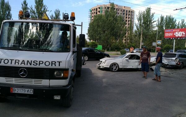 В милиции пояснили, что у пассажира Mercedes нет никаких травм, а у водителя болит шея - Sputnik Кыргызстан