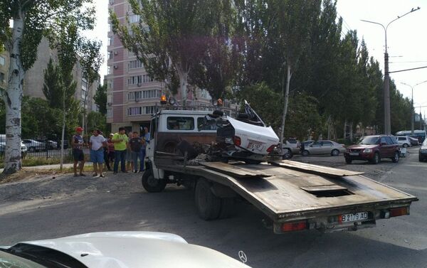 Удар был такой силы, что машину разорвало на две части - Sputnik Кыргызстан