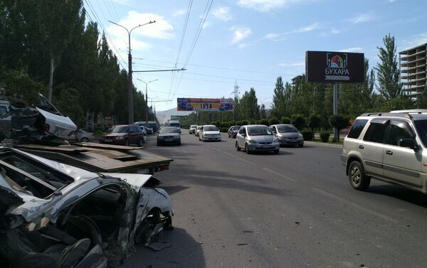 Бишкек шаарынын Жол кыймылынын коопсуздугун көзөмөлдөө бөлүгүнөн Mercedes-Benz унаасынын айдоочусу рулду башкара албай калып, жол жээгиндеги мамыны сүзгөнүн айтышты - Sputnik Кыргызстан
