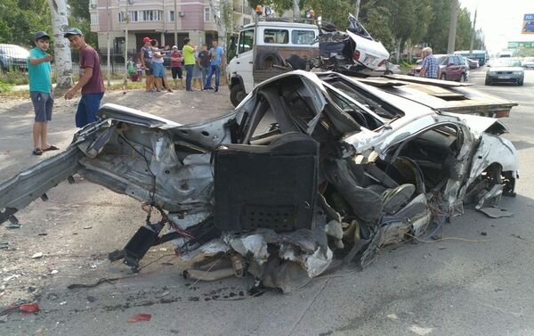 На улице Аалы Токомбаева (Южная магистраль) в Бишкеке автомобиль разорвало на части вследствие ДТП - Sputnik Кыргызстан