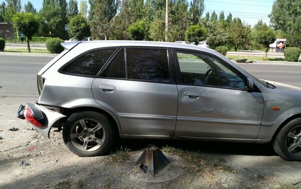 От удара авто отбросило, и оно задело еще две машины — Mazda и Volkswagen Passat - Sputnik Кыргызстан