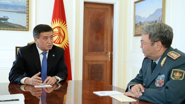 Президент Сооронбай Жээнбеков принял министра обороны Казахстана Сакена Жасузакова - Sputnik Кыргызстан
