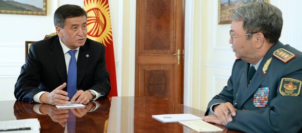 Президент Сооронбай Жээнбеков принял министра обороны Казахстана Сакена Жасузакова - Sputnik Кыргызстан