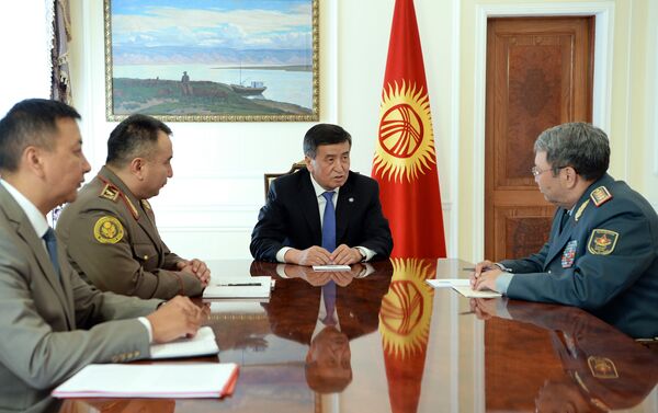 Президент Кыргызстана Сооронбай Жээнбеков принял министра обороны Казахстана Сакена Жасузакова - Sputnik Кыргызстан