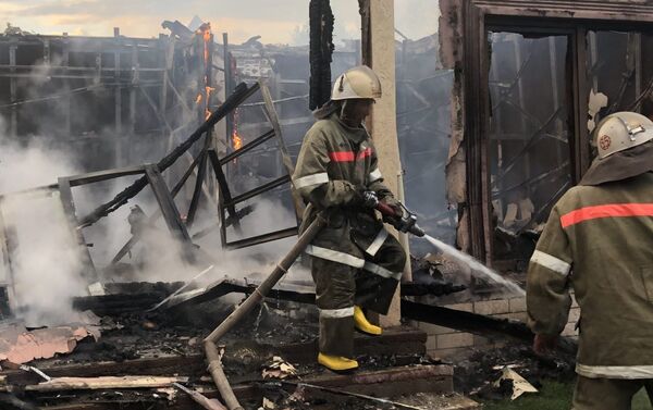 Как проинформировали в пресс-службе МЧС, сообщение о пожаре поступило в 18.24. - Sputnik Кыргызстан