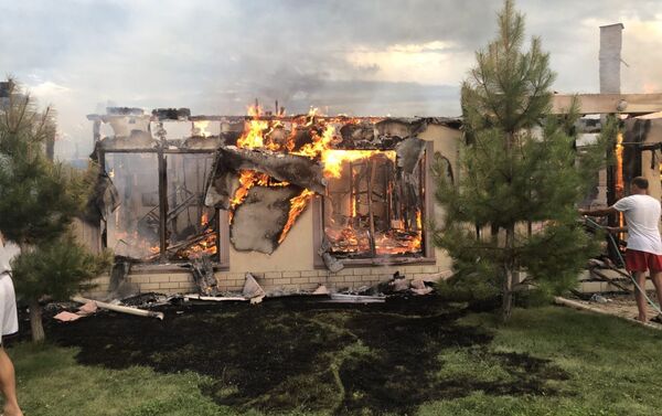Почти дотла сгорел коттедж барачного типа, 40-45 метров в длину. - Sputnik Кыргызстан