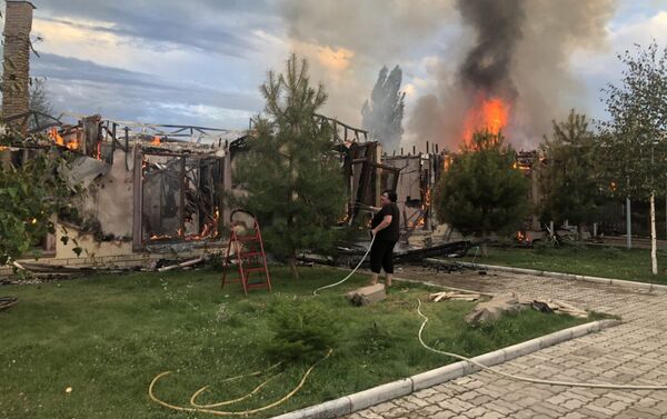 Пожар в коттедже в одном из пансионатов Иссык-Куля - Sputnik Кыргызстан