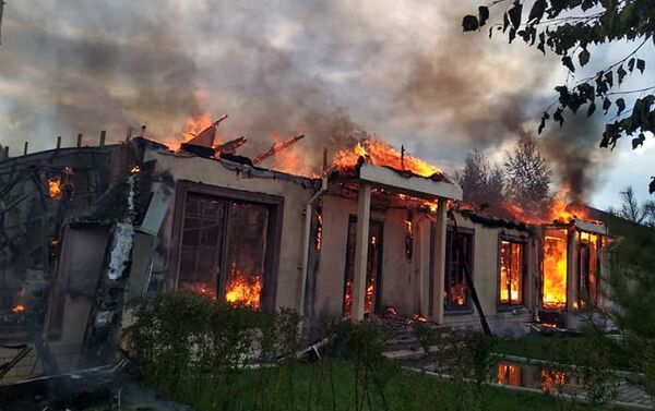 Во время пожара в коттедже на территории пансионата в селе Кожояр на Иссык-Куле пострадали три человека - Sputnik Кыргызстан