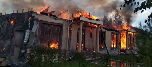 Кожояр айылындагы пансионаттын аймагындагы коттеджди тилсиз жоо толугу менен жалмап кетти. - Sputnik Кыргызстан