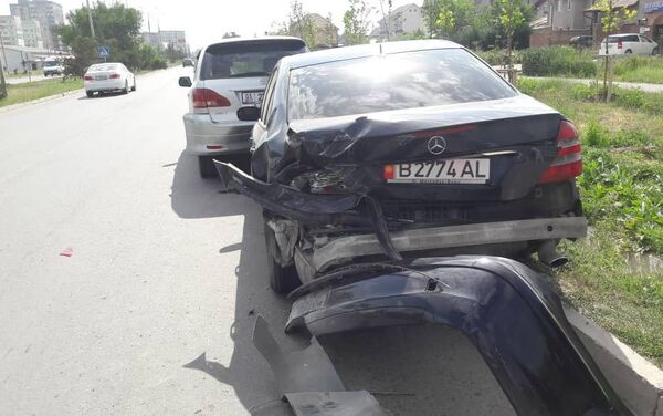 Около 10.00 четверга, 26 июля, автомобиль Subaru Forester врезался в Mercedes-Benz, припаркованный на обочине, а тот от удара врезался в Toyota Ipsum. - Sputnik Кыргызстан