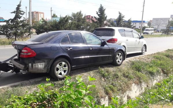 На пересечении Южной магистрали и улицы Баха в Бишкеке легковое авто протаранило две машины, припаркованные на обочине - Sputnik Кыргызстан