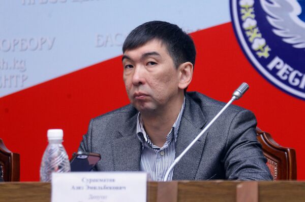 Экс-депутат Жогорку Кенеша Азиз Суракматов Экс-депутат Жогорку Кенеша Азиз Суракматов - Sputnik Кыргызстан