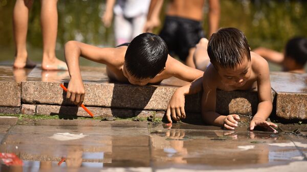 Дети купаются на фонтане в жаркий день в Бишкеке. Архивное фото - Sputnik Кыргызстан
