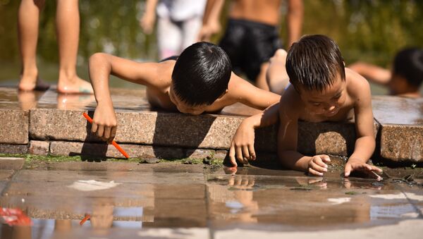 Дети купаются на фонтане в жаркий день в Бишкеке. Архивное фото - Sputnik Кыргызстан