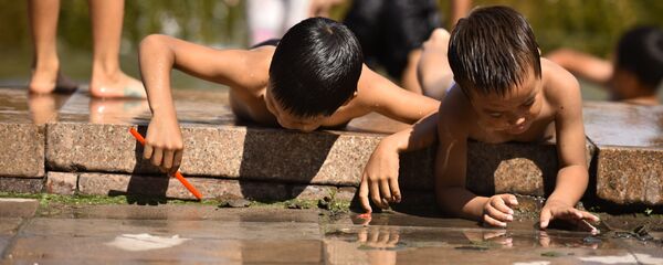 Дети купаются на фонтане в жаркий день в Бишкеке. Архивное фото - Sputnik Кыргызстан