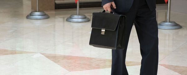 Мужчина с портфелем. Архивное фото - Sputnik Кыргызстан