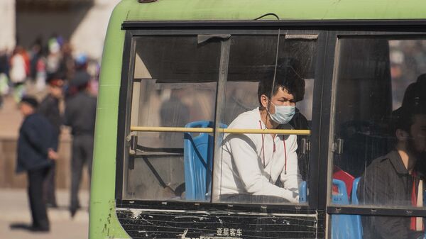 Парень в медицинской маске в автобусе. Архивное фото - Sputnik Кыргызстан