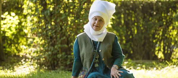 Sputnik Кыргызстан маалымат агенттиги менен радиосунун жетекчиси Елена Череменина Жүз элечек деп аталган социалдык-маданий флешмобго катышты - Sputnik Кыргызстан