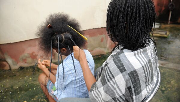 Женщина плетет волосы девочки. Архивное фото - Sputnik Кыргызстан