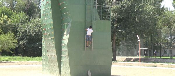 Мэрия Бишкека построила скалодром, где могут убиться дети. Видеофакт - Sputnik Кыргызстан