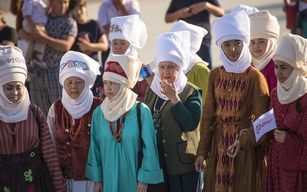 Во флешмобе участвовали 100 женщин, занятых в разных сферах деятельности, в том числе чиновники, актрисы, бизнес-леди, учителя, врачи и другие - Sputnik Кыргызстан