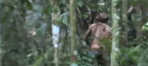Амазонкадагы белгисиз уруунун акыркы жашоочусу видеого түшүп калды - Sputnik Кыргызстан