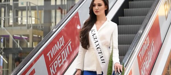 Кокетки в коротких юбках — красавицы готовятся к Мисс СНГ. Видео - Sputnik Кыргызстан