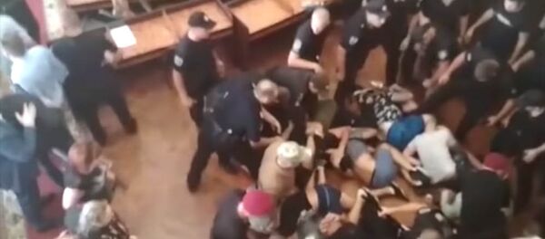 Массовая драка в мэрии одного из городов Украины попала на видео Массовая драка в мэрии одного из городов Украины попала на видео - Sputnik Кыргызстан