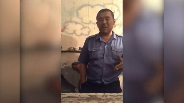 Мужчина в форме МВД Кыргызстана поразил своим рэпом соцсети. Видео - Sputnik Кыргызстан