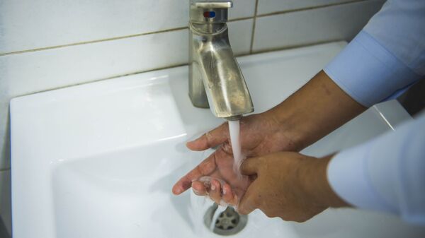 Мужчина моет руки. Архивное фото - Sputnik Кыргызстан