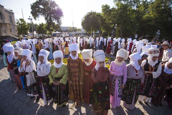 Бишкекти Оймо-2018 фестивалы өтүп, 100 аялга бир учурда элечек оролду - Sputnik Кыргызстан