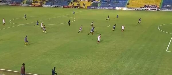 Слепой на один глаз парагвайский футболист забил невероятный гол — видео - Sputnik Кыргызстан