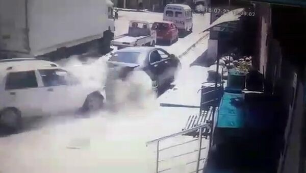 Грузовик без тормозов протаранил 7 авто в Оше, есть пострадавшие — видео - Sputnik Кыргызстан