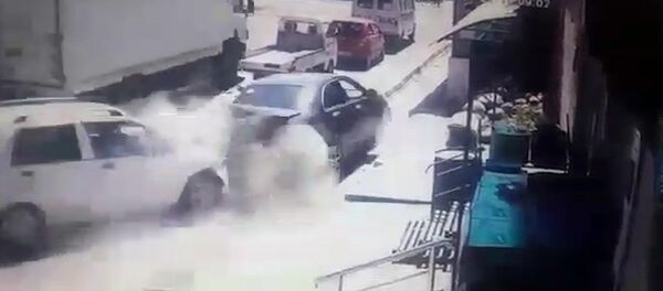 Грузовик без тормозов протаранил 7 авто в Оше, есть пострадавшие — видео - Sputnik Кыргызстан