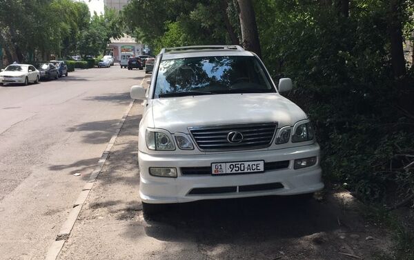 На пересечении улиц Элебаева и Кулатова многие водители паркуются на тротуаре - Sputnik Кыргызстан