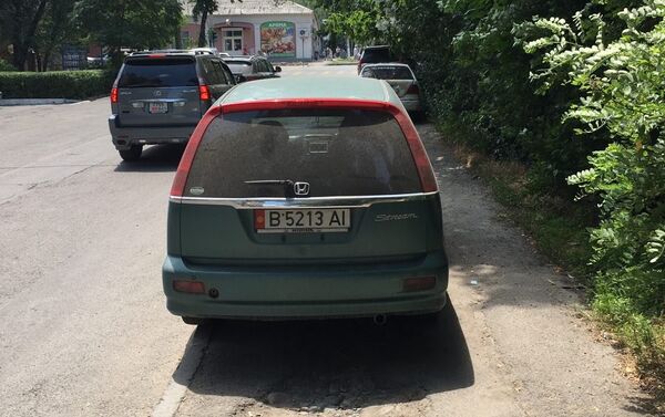 На пересечении улиц Элебаева и Кулатова многие водители паркуются на тротуаре - Sputnik Кыргызстан